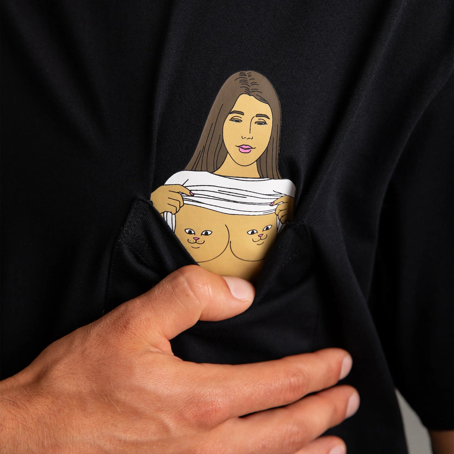 RIPNDIP FLASHING KITTYS POCKET TEE (BLACK)